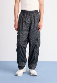 Брюки с накладными карманами