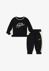 Набор одежды