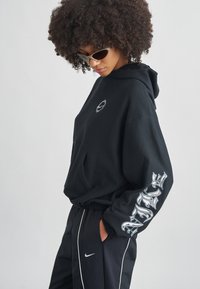 Пуловер с капюшоном Пуловер с капюшоном