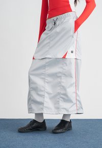 Юбка с накладными карманами