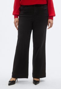 Клешеные джинсы