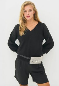 Пуловер с вырезом V