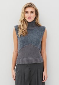 Пуловер без рукавов