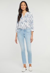 Короткие джинсы