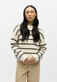 Пуловер в полоску