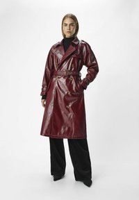 Пальто из искусственной кожи