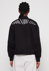 Куртка с накладнымит карманами