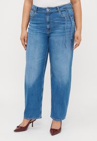 Прямые джинсы