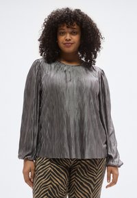 Атласная блузка