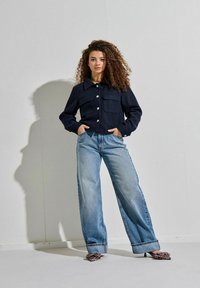 Блейзер с накладными карманами