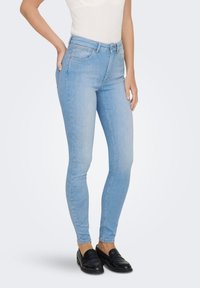 Узкие джинсы