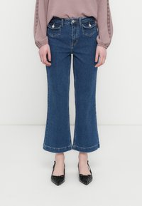 Клешеные джинсы