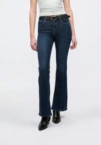 Клешеные джинсы