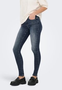 Узкие джинсы