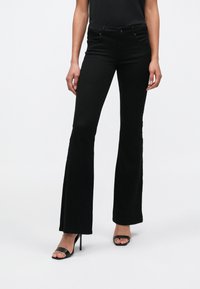 Клешеные джинсы