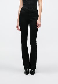 Клешеные джинсы