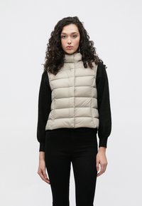 Пуховой жилет