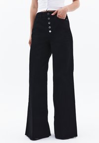 Клешеные джинсы