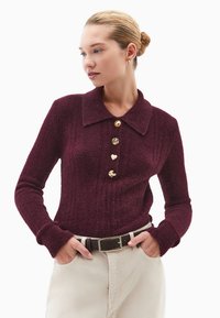 Пуловер с воротником поло