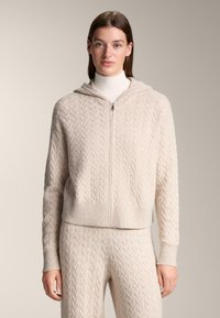 Вязаный жилет