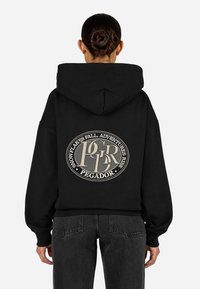 Пуловер с капюшоном