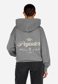 Пуловер с капюшоном