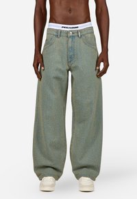 Прямые джинсы