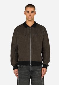 Вязаная кофта