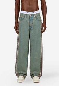 Прямые джинсы