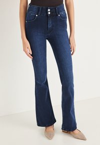 Клешеные джинсы