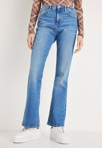 Клешеные джинсы