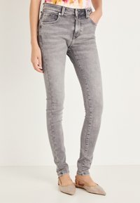 Узкие джинсы