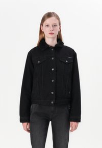 Джинсовая куртка