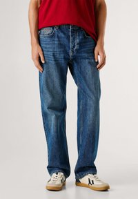 Прямые джинсы