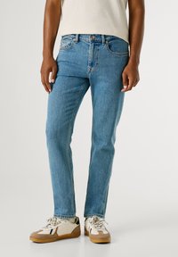 Узкие джинсы