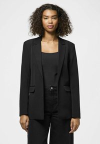 Короткое пальто