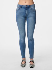 Узкие джинсы