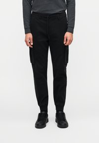 Брюки с накладными карманами