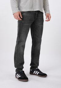 Прямые джинсы Прямые джинсы