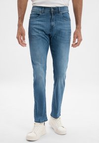 Узкие джинсы