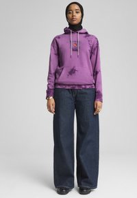 Пуловер с капюшоном