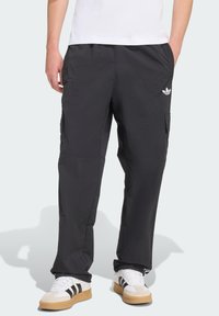 Брюки с накладными карманами