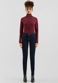 Узкие джинсы