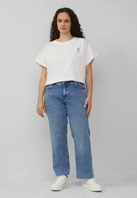 Прямые джинсы