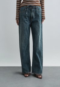 Свободные джинсы Свободные джинсы