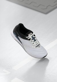 Тренировочные кроссовки