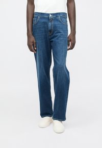 Прямые джинсы