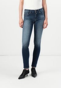 Узкие джинсы