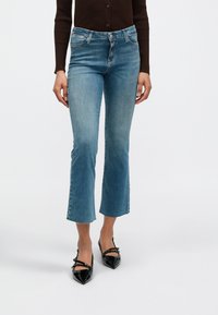 Короткие джинсы