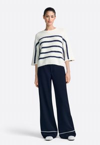 Пуловер с рукавом три четверти